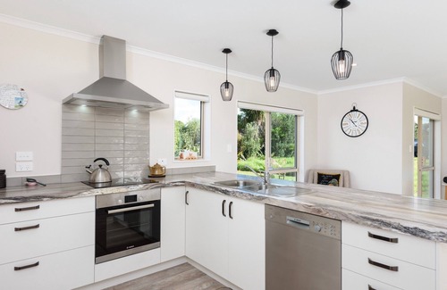 Waihi Beach Cottage | Unforgettable Oceanfront Getaway at Waihi Beach Holiday Home