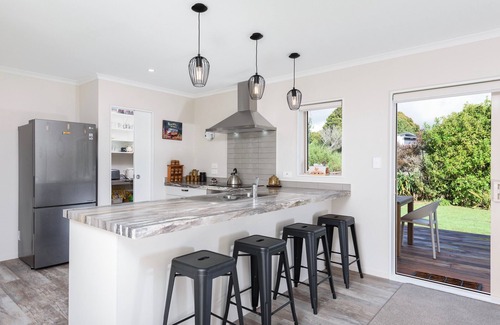 Waihi Beach Cottage | Unforgettable Oceanfront Getaway at Waihi Beach Holiday Home