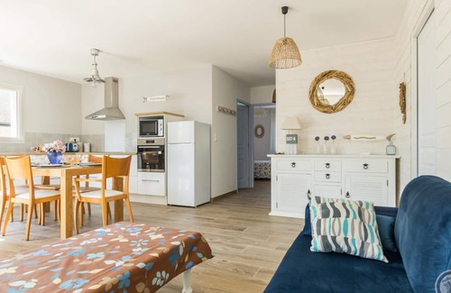 Saint-Pair-sur-Mer Cottage | Inviting Gite Saint-Pair-sur-Mer: 3 Bedrooms for Families