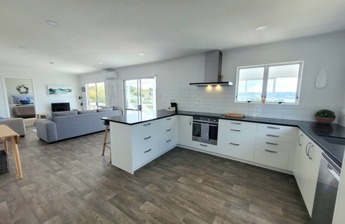 Snells Beach House | Modern Beach House with Oceanfront Views - Rated 9.8/10
