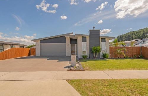 Whitianga House | Trendy Beach Pad - Family-Friendly Whitianga Getaway