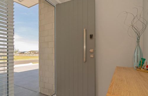Whitianga House | Trendy Beach Pad - Family-Friendly Whitianga Getaway