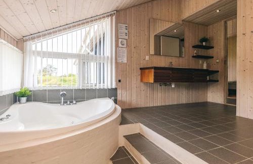 Grønhøj House | Family Retreat: 8-Person Holiday Home with Hot Tub