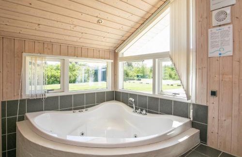 Grønhøj House | Family Retreat: 8-Person Holiday Home with Hot Tub