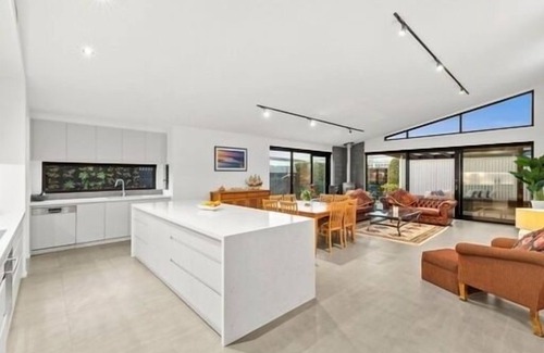 Barwon Heads House | Beach Style Retreat in Barwon Heads with Pool & Breakfast