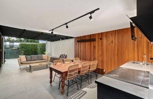 Barwon Heads House | Beach Style Retreat in Barwon Heads with Pool & Breakfast