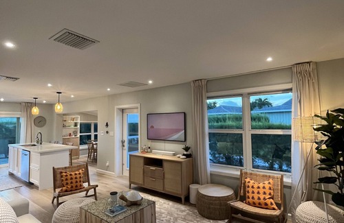 Treasure Cay Villa | Beachfront Villa with Pool and Spa - Bahamian Pine Retreat