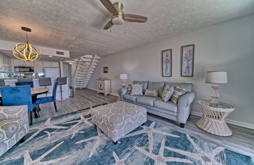 Thomas Drive House | Stylish Beachfront 2BD3BA Home with Ocean View & Kitchen