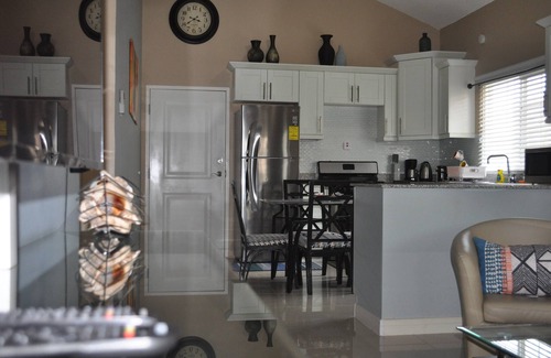 Kingston House | Stylish 2 Bedroom Smart Home with Pool & Spa Amenities