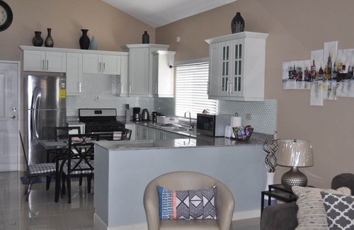 Kingston House | Stylish 2 Bedroom Smart Home with Pool & Spa Amenities