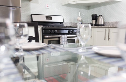 Kingston House | Stylish 2 Bedroom Smart Home with Pool & Spa Amenities