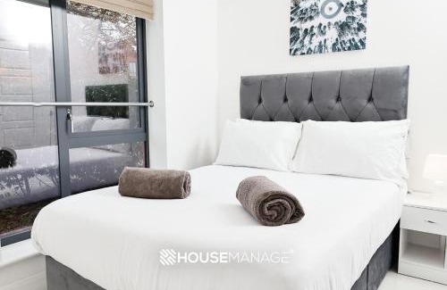 Coulsdon West House | Stylish 5-Bed Retreat with Jacuzzi & Free Parking