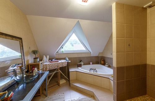 Hoffen House | Cozy Modern Room with Pet-Friendly Amenities & Breakfast