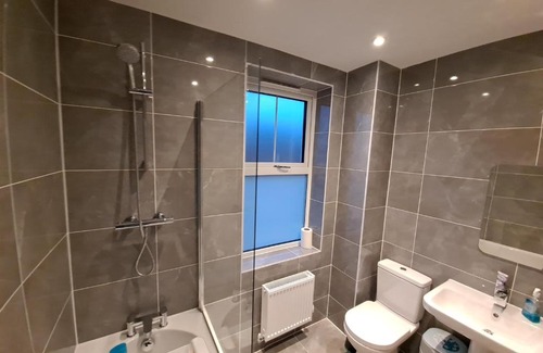 Seacroft House | Cozy Bedrooms with Kitchen and Child-Friendly Amenities