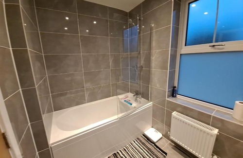 Seacroft House | Cozy Bedrooms with Kitchen and Child-Friendly Amenities