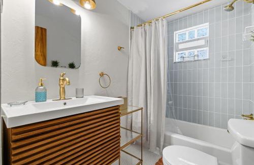 Bellevue Apartment | Modern Bellevue Retreat Near Stadiums & Downtown
