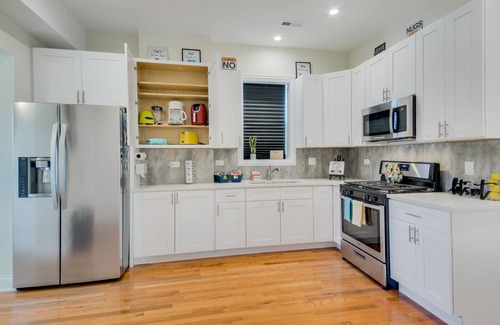 Roseland Apartment | Stylish Oceanfront Retreat: 3-Bedroom Getaway Awaits!