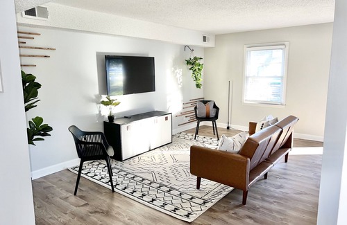 Southwest Raleigh Condo | Stylish Boho 2 BR Condo with Spa & Hot Tub in Raleigh