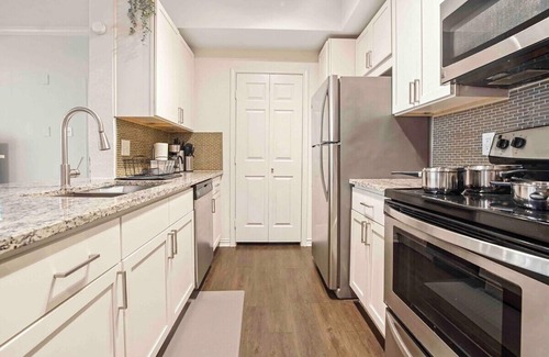 Irving Apartment | Modern Bohemian Escape with Kitchen & Free Parking