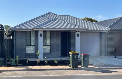 Munno Para House | Modern Brand New 4BR Family Home Walkable to Shops