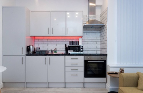 Chapeltown Apartment | Bright 2-Bedroom Retreat in Leeds Near Dance School