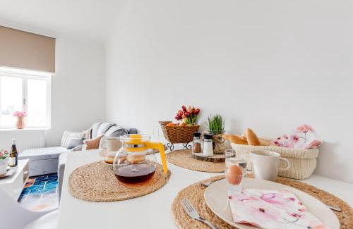 Hostivar Apartment | Bright and Modern Apartment: Pet-Friendly with Breakfast