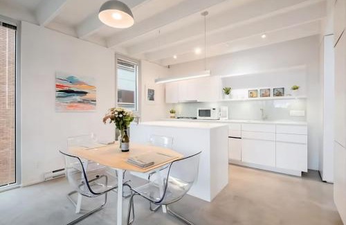 Chinatown Apartment | Bright 1 Bedroom Downtown Apt with Rooftop Patio & Breakfast