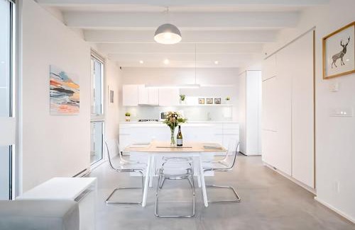 Chinatown Apartment | Bright 1 Bedroom Downtown Apt with Rooftop Patio & Breakfast