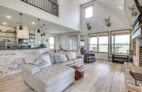Bryan House | Modern Bryan Farmhouse on 1 Acre w/Hot Tub!