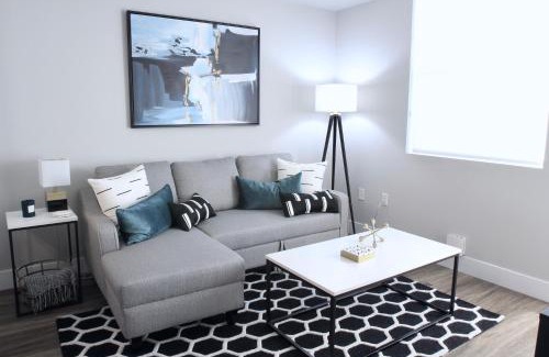 Orange Apartment | Modern Hotel with Pool & Ocean View - Near CHOC & St Joseph