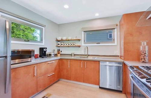 Blackshear-Prospect Hill House | Modern Bungalow in Central Austin- 3 Bedroom 2.5 Bath