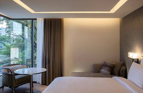 Khlong Tan Hotel | Modern Central Hotel: Family-Friendly with Pool Access