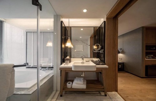 Khlong Tan Hotel | Modern Central Hotel: Family-Friendly with Pool Access