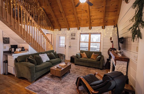 Slatyfork Farm Cabin | Modern Cabin 15 min to Snowshoe Ski Resort, Sauna, Hot Tub with Mountain Views