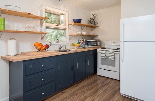 Hendersonville House | Modern Cabin Retreat Near Trails & Downtown with Spa