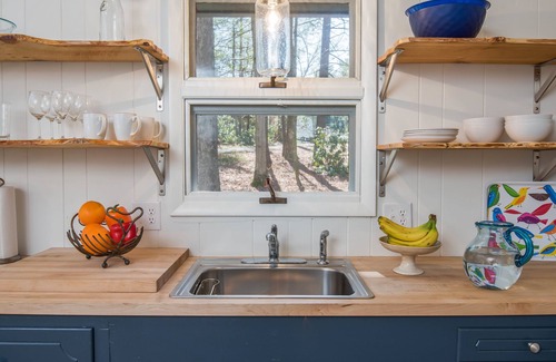 Hendersonville House | Modern Cabin Retreat Near Trails & Downtown with Spa