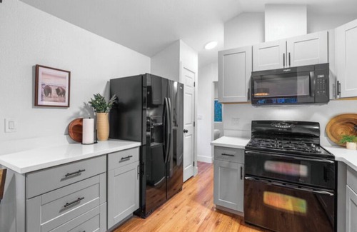 Dunsmuir Cabin | Cozy Modern Cabin with Kitchen & Pet-Friendly Amenities
