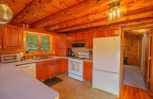 Kingston Cabin | Exceptional Modern Cabin in the Woods - Pet Friendly Retreat