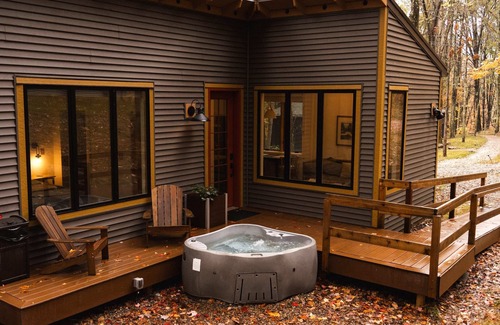 New Plymouth Cabin | Cozy Cabin Retreat Near Hocking Hills - Rated 9.8/10