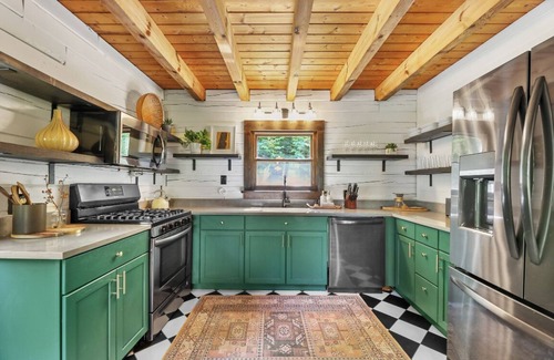 West Stockbridge Cabin | Top-Rated Modern Cabin with Breakfast Near Tanglewood
