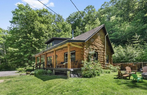 West Stockbridge Cabin | Top-Rated Modern Cabin with Breakfast Near Tanglewood