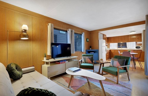 Dunsmuir Cabin | Cozy Modern Cabin with Kitchen & Child-Friendly Amenities