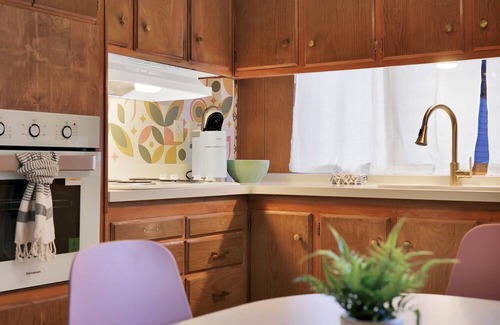 Dunsmuir Cabin | Cozy Modern Cabin with Kitchen & Child-Friendly Amenities