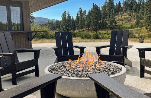 Clancy Cabin | Pet-Friendly Modern Cabin with Fire Pit on 10 Acres