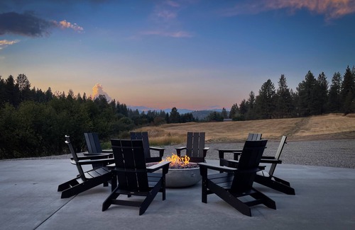 Clancy Cabin | Pet-Friendly Modern Cabin with Fire Pit on 10 Acres
