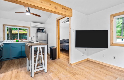 Mayfield Cabin | Exclusive Cabin Retreat on Arbutus Lake with Pontoon Rentals