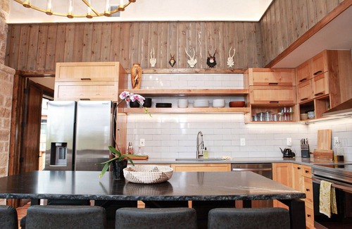 Afton House | Guest Rated 10/10: Modern Cabin Retreat on Monkey Island