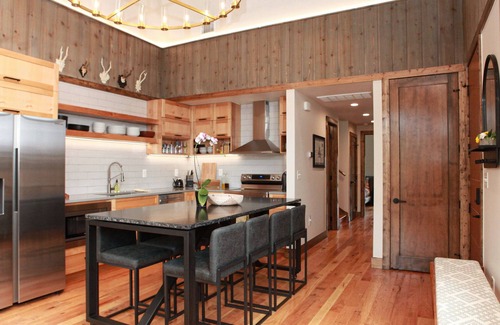 Afton House | Guest Rated 10/10: Modern Cabin Retreat on Monkey Island
