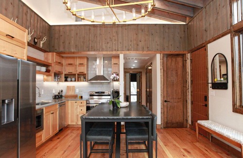 Afton House | Guest Rated 10/10: Modern Cabin Retreat on Monkey Island