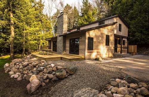 Crandon Cabin | Modern Cabin Retreat on Lake Lucerne with Spa & Hot Tub